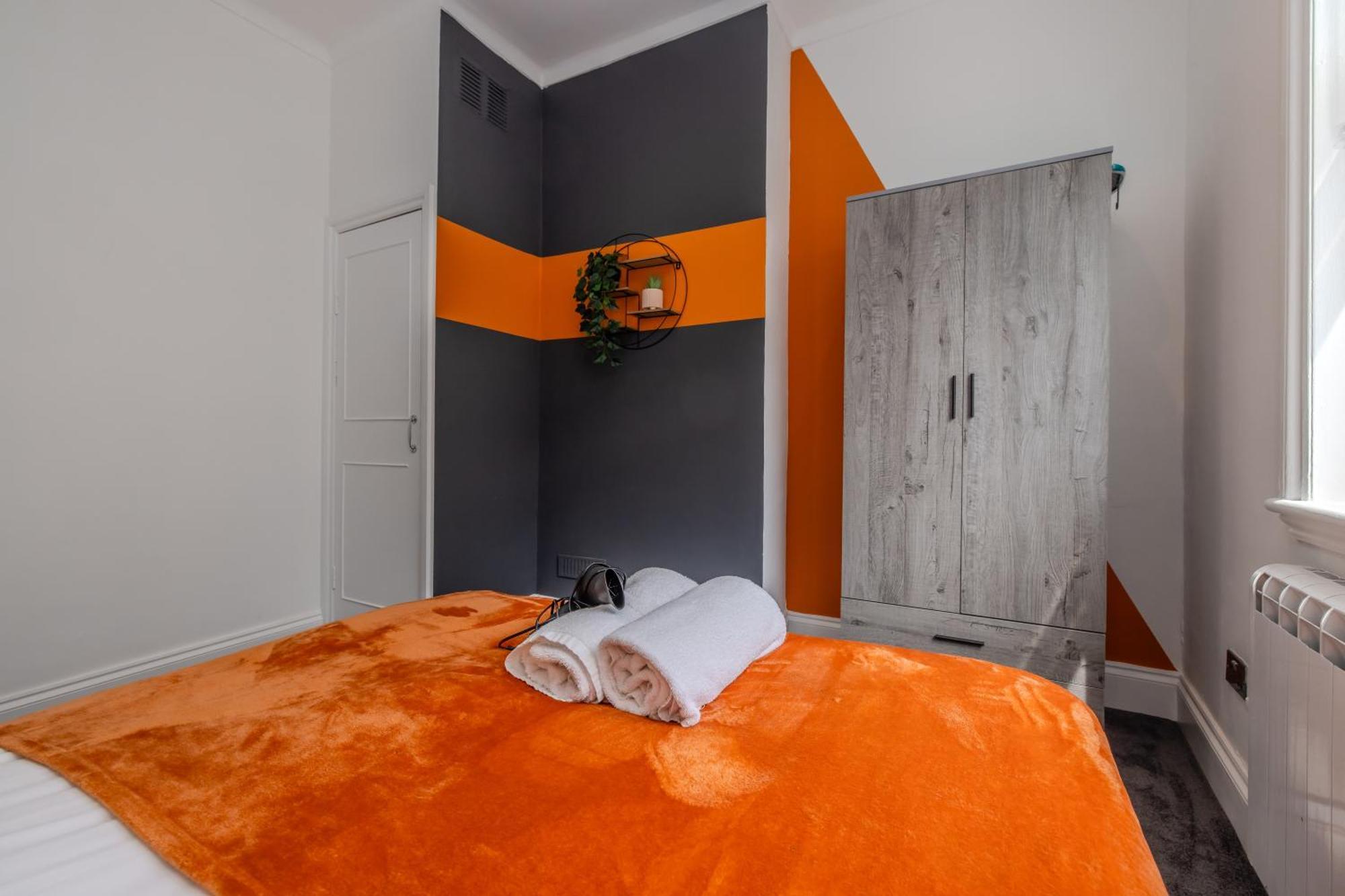 Amazing One Bedroom Flat Next To Apartment *