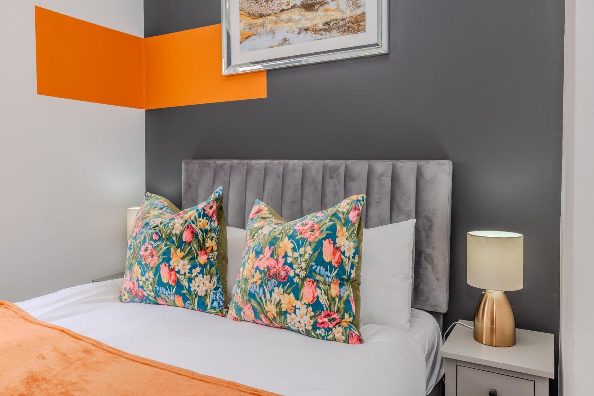 Amazing One Bedroom Flat Next To Apartment *