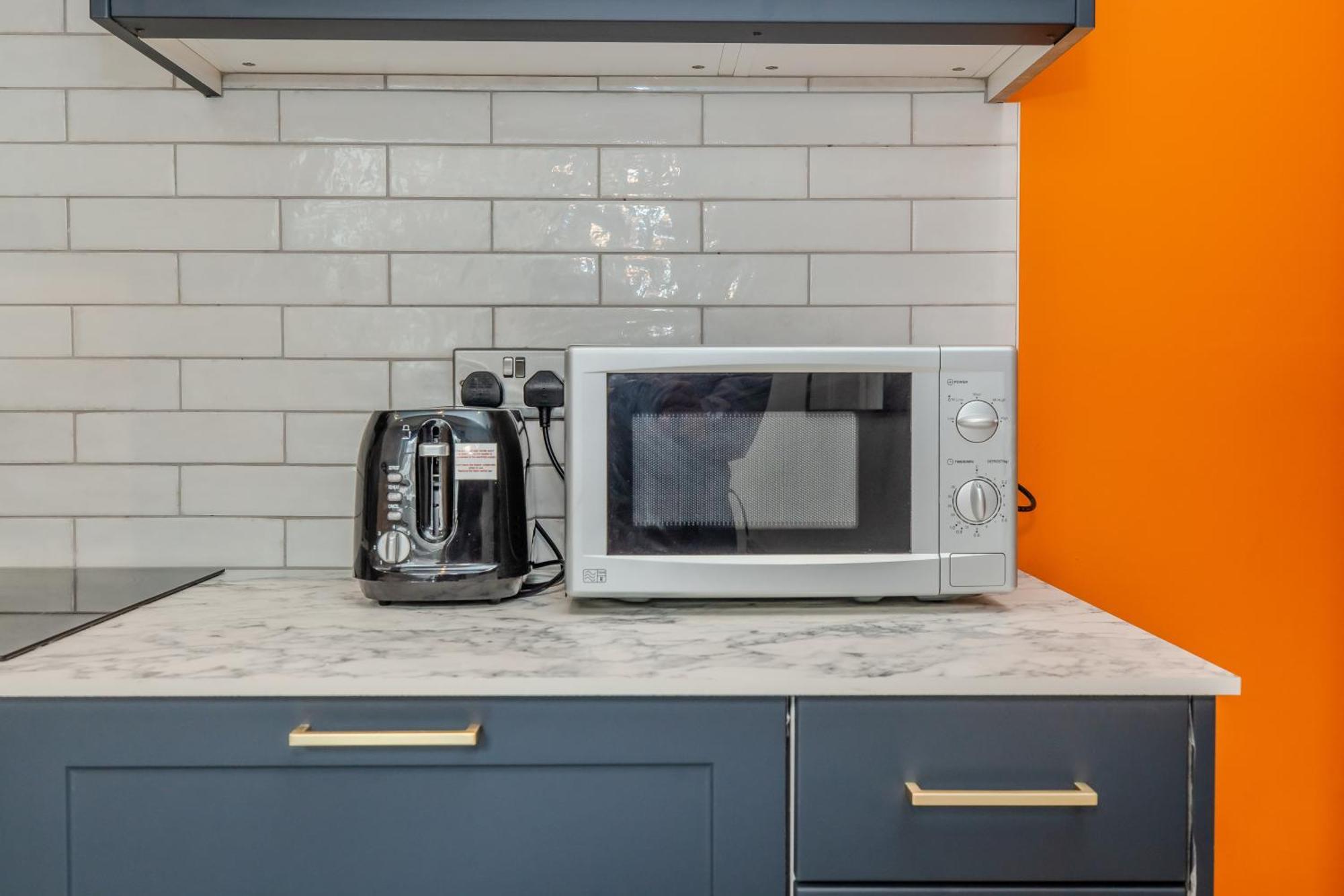 Amazing One Bedroom Flat Next To *